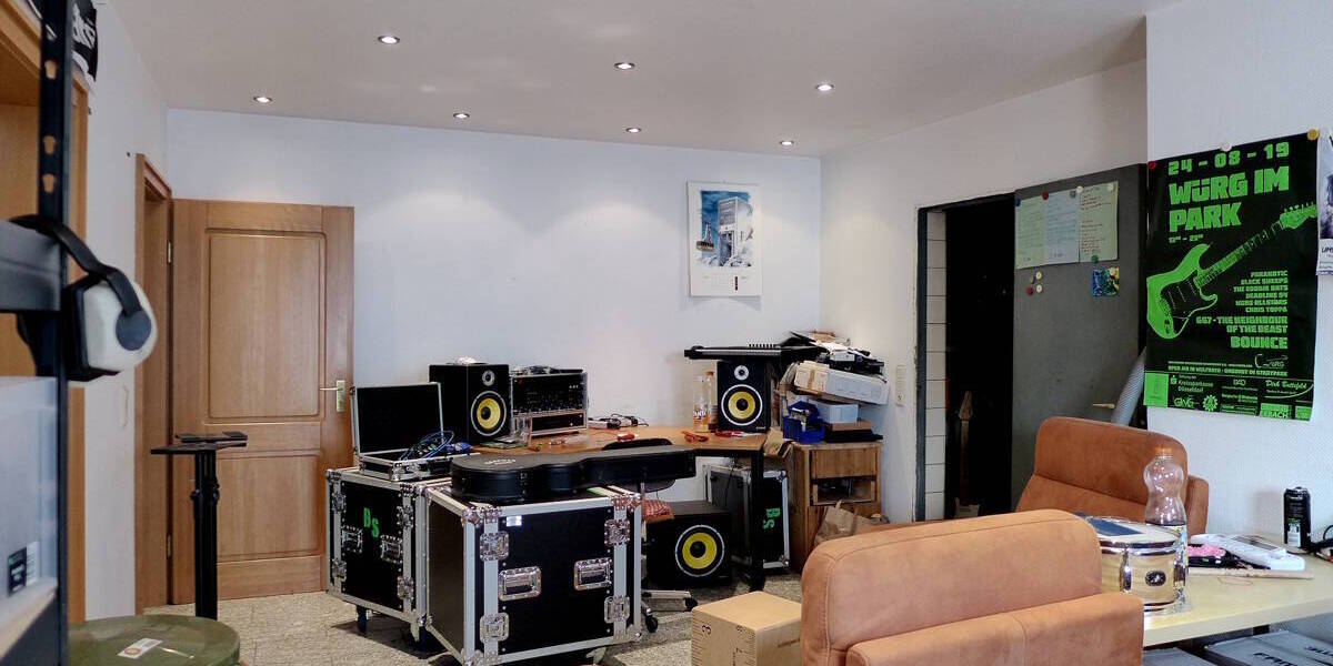 Imposantes Mehrfamilienhaus mit separatem Hintergebäude in zentraler Lage von Velbert. zimmer