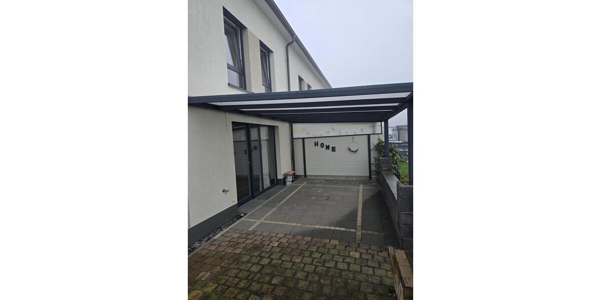 Modernes Reihenendhaus nebst 2 Garagen, Küche, Garten 4 zimmer