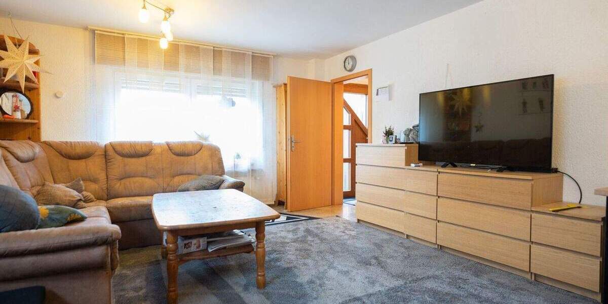 Traarer Wohnidylle: Zweifamilienhaus in ruhiger, unverbaubarer Feldrandlage 8 zimmer