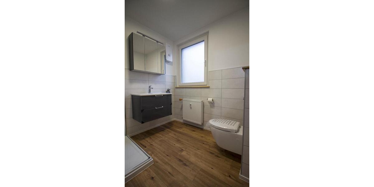 Renovierte 2 Zimmer Erdgeschoss-Wohnung + KDB 62 qm + Kellerraum 2 zimmer