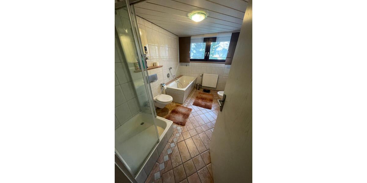 2,5 Z., Küche, Diele, Bad, Abstellraum, WZ, SZ, 67m2, 2OG 2 zimmer