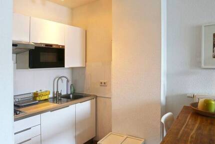 Komplett möblierte Wohnung mit kleinem Balkon