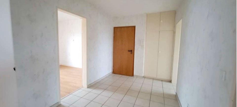 Schöne, helle Wohnung, 74 qm Wohnung, 2. Etage mit Balkon 3 zimmer