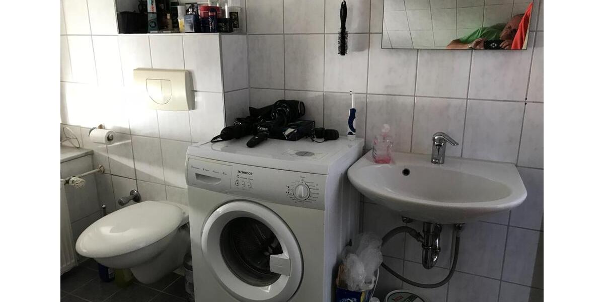 Schickes DG-Appartement mit TOP-Einbauküche und Badewanne 1 zimmer