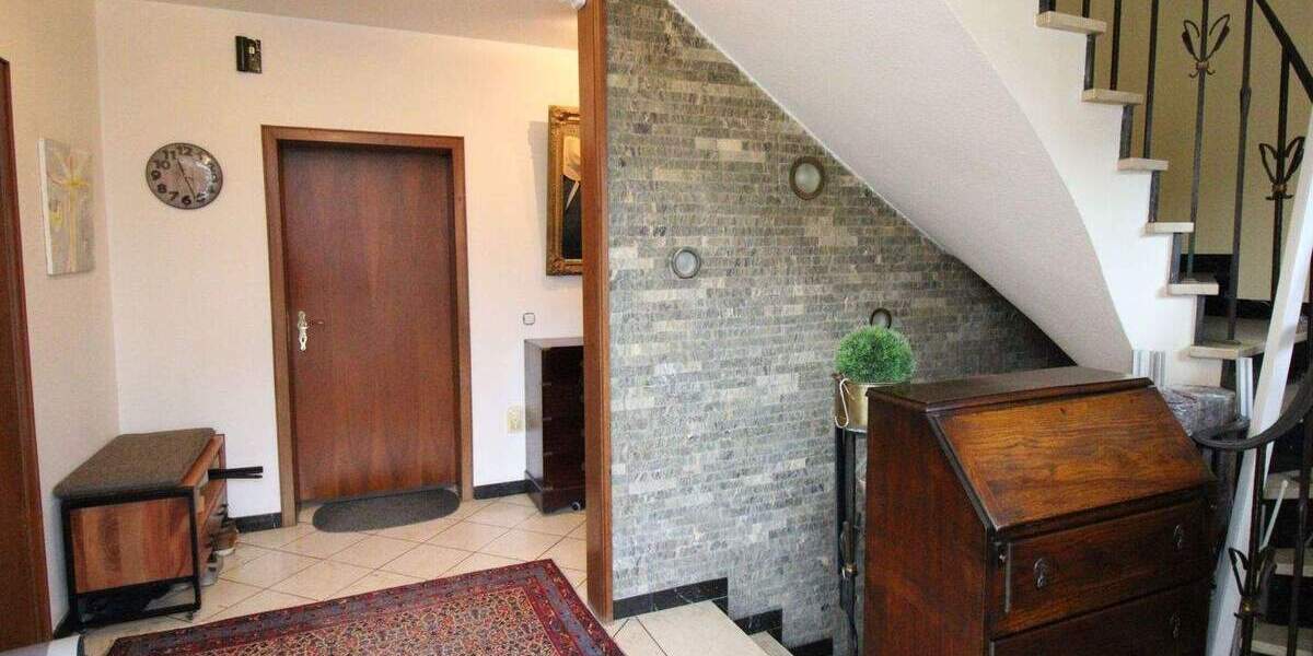 Freistehendes Einfamilienhaus in Meerbusch-Osterath mit Pool, Kamin und 2 Garagen 4 zimmer