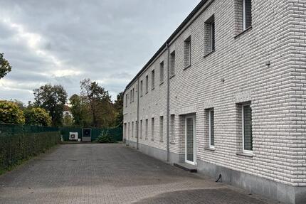 Renovierte Praxis-Geschäftsräume im EG–ca. 250 m² mit Parkplätze zimmer