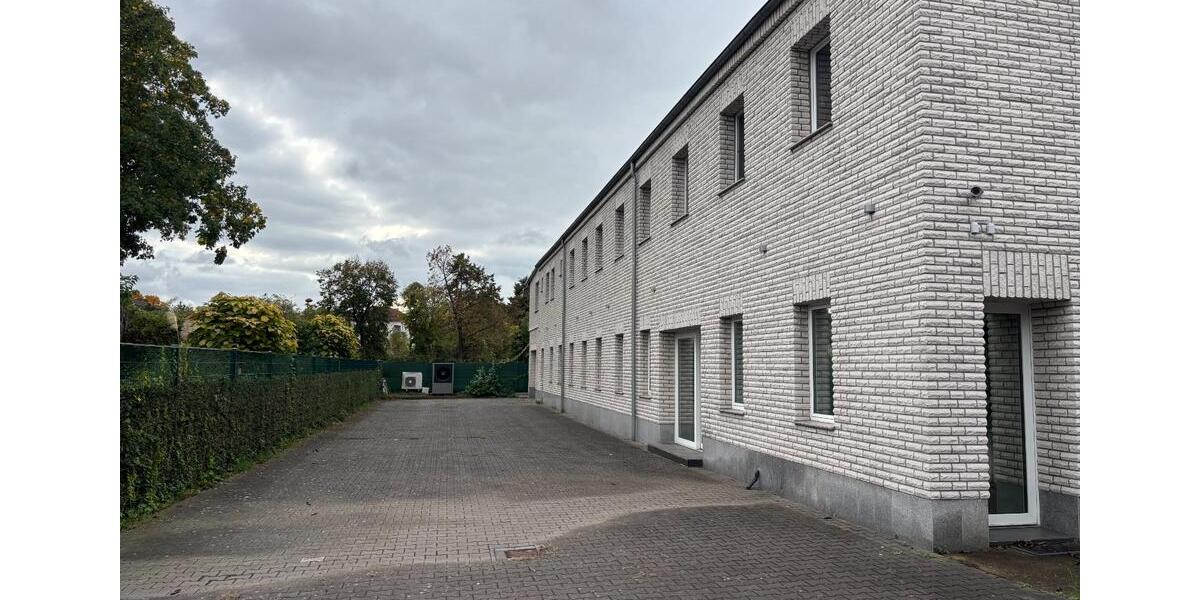 Renovierte Praxis-Geschäftsräume im EG–ca. 250 m² mit Parkplätze zimmer
