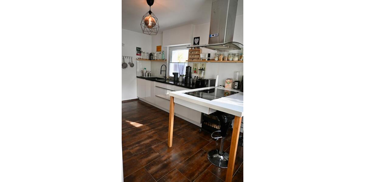 Einfamilienhaus mit Doppelgarage & PV-Anlage - provisionsfrei 3.5 zimmer