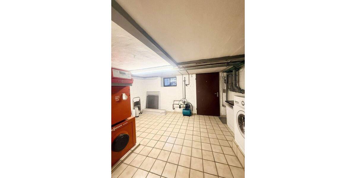 Provisionsfrei: Renoviertes Haus *Einbauküche *Energiekl. E *Ausbaureserve *Mehrgenerationsfähig 5 zimmer