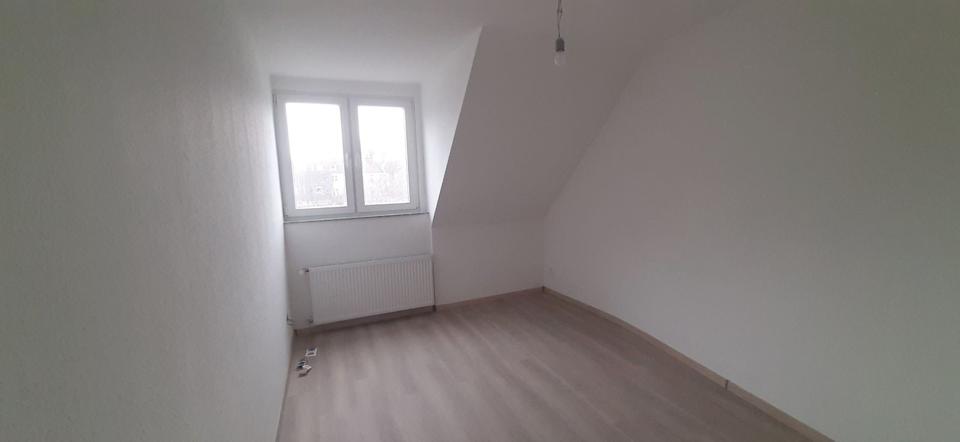 Frisch renovierte Dachgeschosswohnung 4 zimmer
