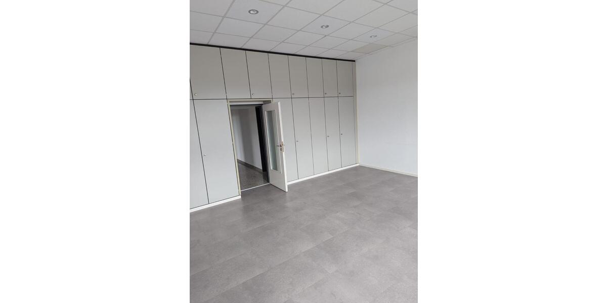 große Büroetage im Gewerbegebiet Henrichshütte zimmer