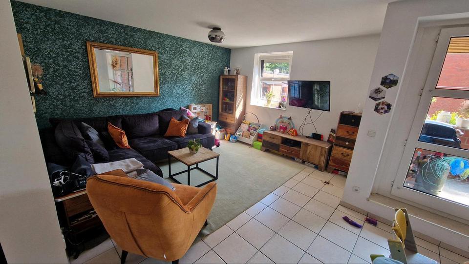 Wohnung im Reihenhausstil mit eigenem Eingang, Garten und Garage
