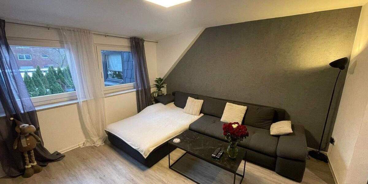 Luxuriöse, kernsanierte Wohnung mit Hauscharakter, Garage, besonderem Gartenanteil & eigenem Eingang 3 zimmer