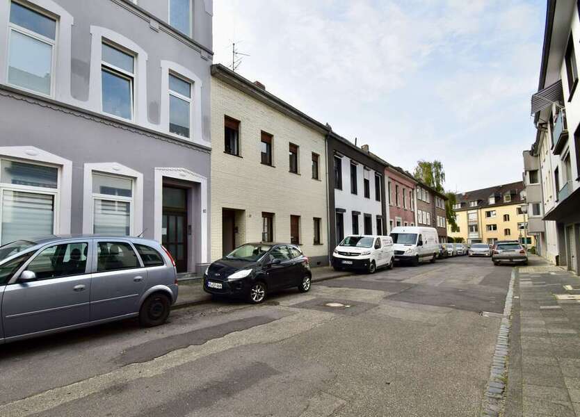 Haus zum Kaufen in Krefeld 399.000 € 318 m²