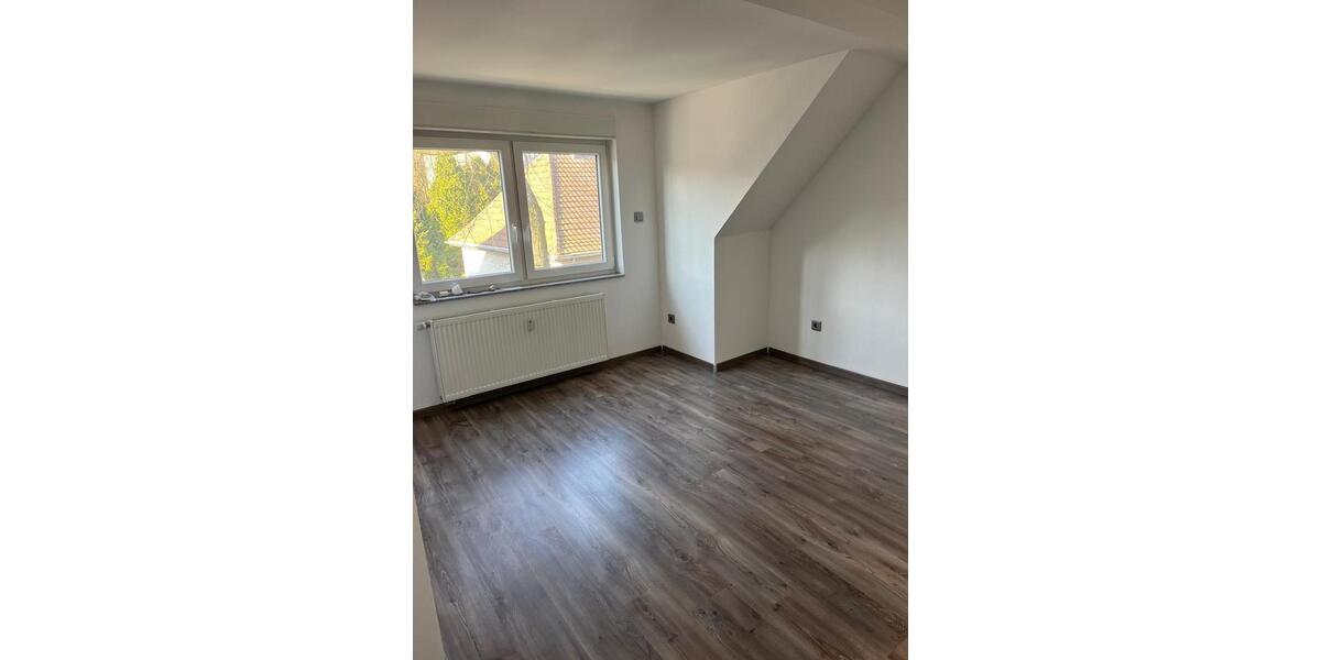 Großzügig Moderne Dachgeschoss Wohnung 3 zimmer