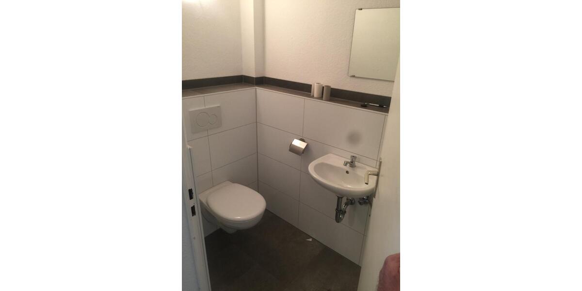 Gewerbe-Halle mit Sozialräumen, Büro, Küche und Dusche zimmer