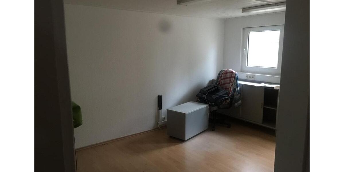 Gewerbe-Halle mit Sozialräumen, Büro, Küche und Dusche zimmer