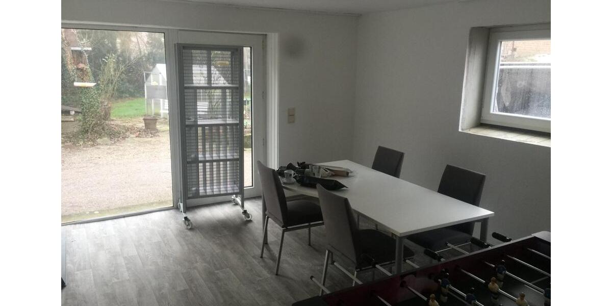 Gewerbe-Halle mit Sozialräumen, Büro, Küche und Dusche zimmer