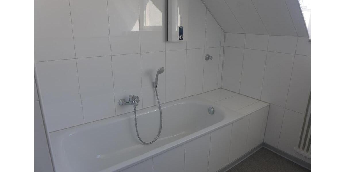 Dachgeschoßwohnung Düsseldorf Stadtbezirk 7 - 4 Zimmer, 96 m&sup2;, 1.200&euro; | Angebot:25478974