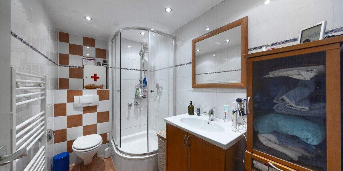 Großzügige 5-Zimmer-Wohnung mit zwei Bädern und Balkon in guter Lage von Büderich 5 zimmer