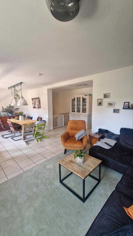Wohnung im Reihenhausstil mit eigenem Eingang, Garten und Garage