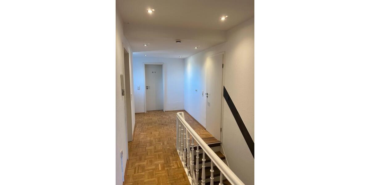 Stilvolle, lichtdurchflutete DG-Wohnung 3 zimmer