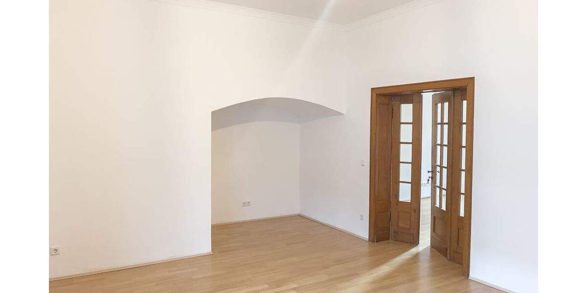 Sanierte Wohnung mit Parkett, EBK und großer Außenterrasse & Glasfaseranschluss in zentraler Lage 4 zimmer