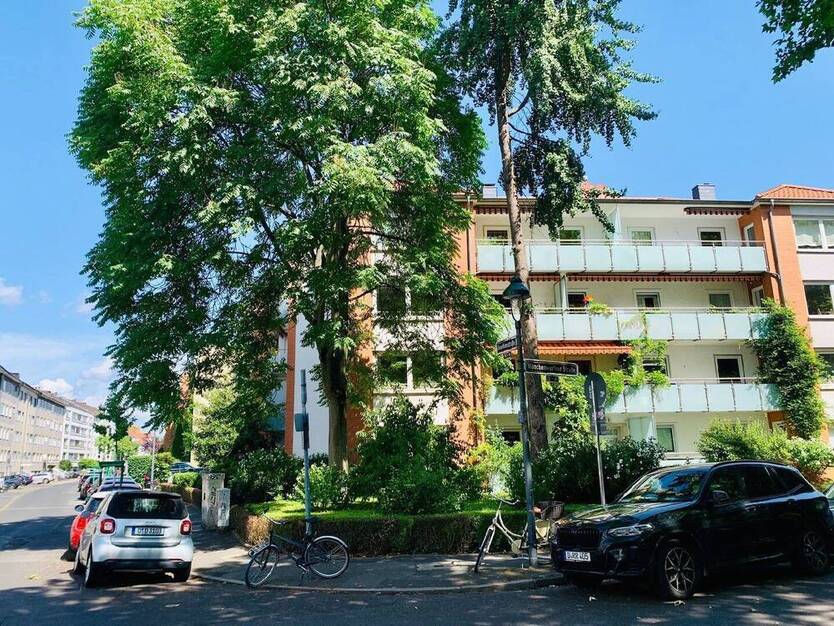 Stilvolle 2-Zimmer-Wohnung mit 2 Balkonen und Doppelstellplatz in Bestlage von Düsseldorf-Oberkassel