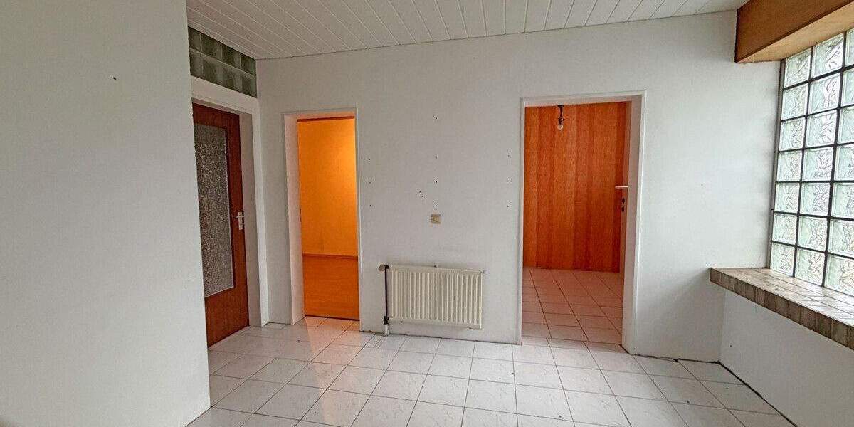 Doppelhaushälfte inklusive Nebengebäuden mit Gestaltungspotenzial in Alpen-Menzelen! 3 zimmer