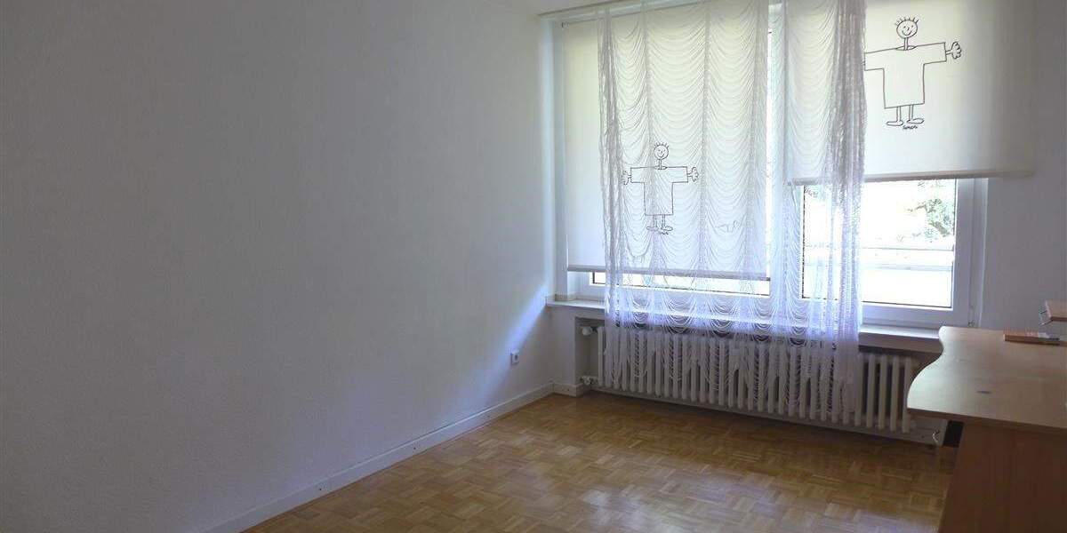 Krefeld-Bismarckviertel: Vierzimmerwohnung mit zwei Loggien und zwei Tiefgaragenstellplätzen 4 zimmer