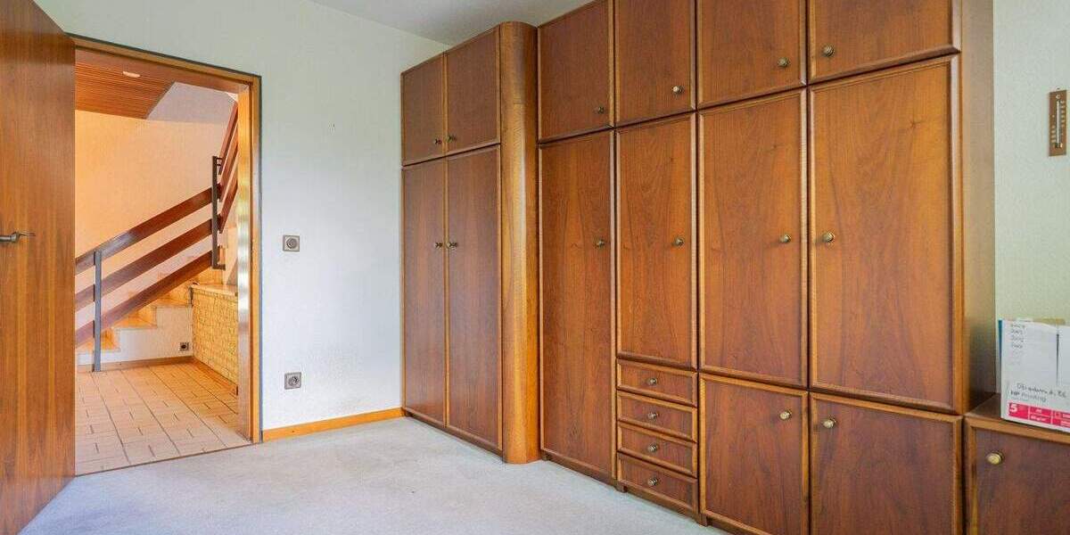 Krefeld Dyk-Lage: Großzügiges Einfamilienhaus mit Doppelgarage in gefragter, ruhiger Lage! 7 zimmer