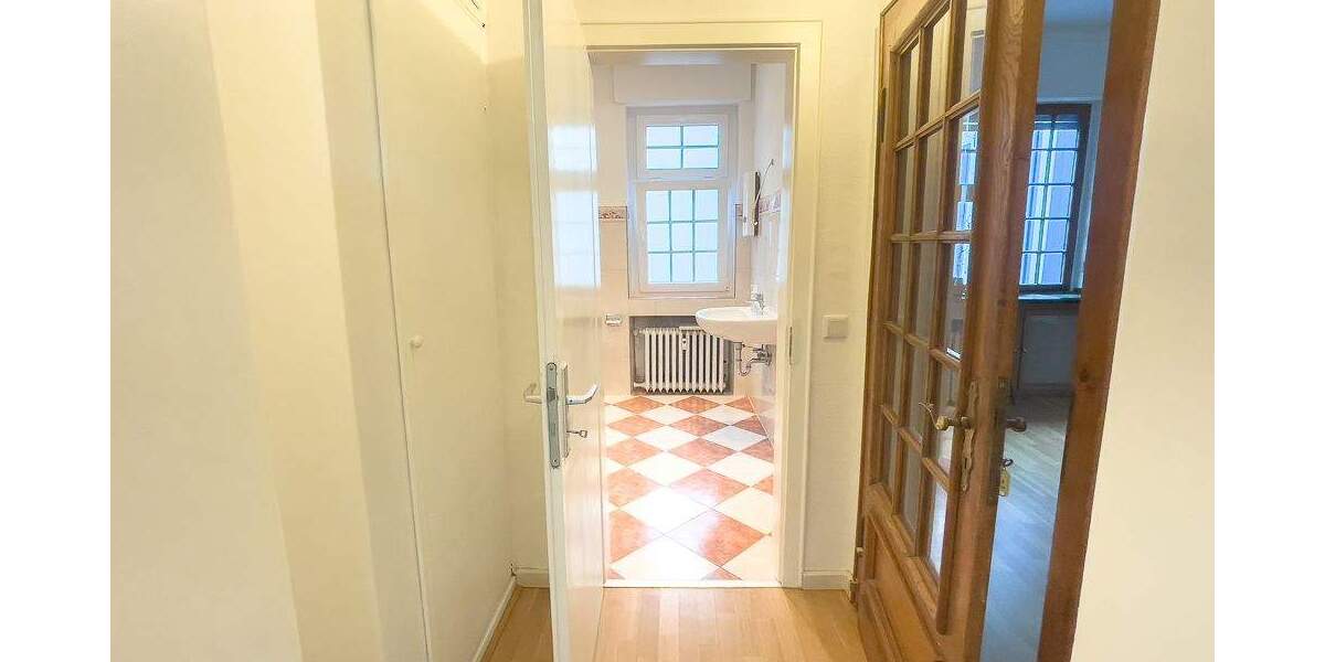 Sanierte Wohnung mit Parkett, EBK und großer Außenterrasse & Glasfaseranschluss in zentraler Lage 4 zimmer