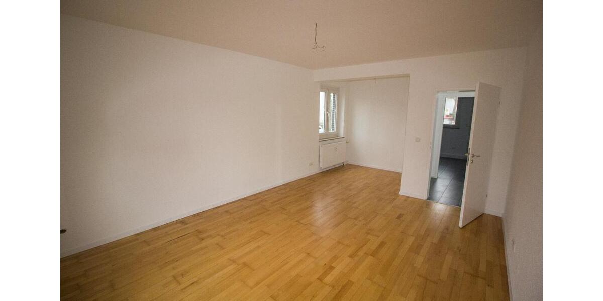 Renovierte 2 Zimmer Erdgeschoss-Wohnung + KDB 62 qm + Kellerraum 2 zimmer