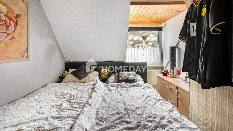 Charmante Dachgeschosswohnung mit 4 Zimmern, Innenhof und Stellplatz 4 zimmer