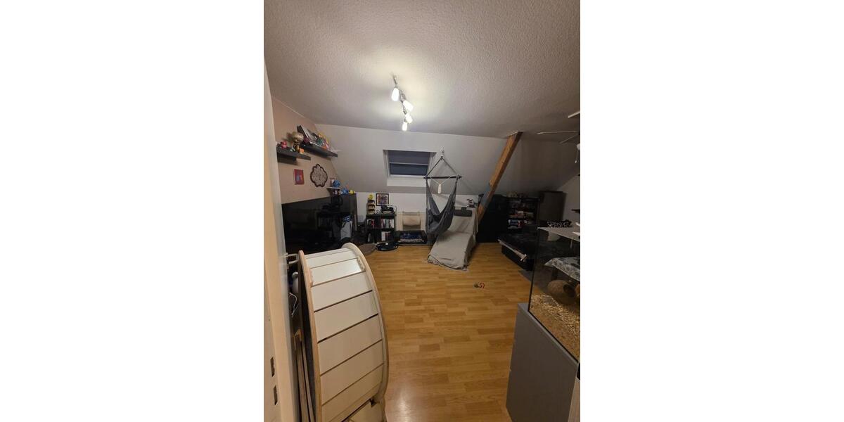 Dachgeschoßwohnung Krefeld Cracau - 4 Zimmer, 86 m&sup2;, 695&euro; | Angebot:26151684