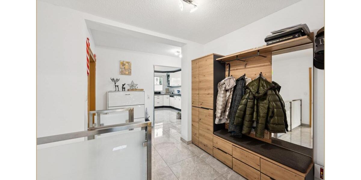 Großzügige 130qm Maisonette-Erdgeschosswohnung mit Garten, Terrasse, Balkon, Garage und Alarmanlage 4 zimmer