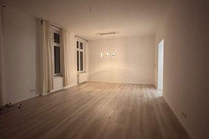 Renoviert, Waldnähe, Altbau, hohe Decken, Balkon, optimal für Familien mit EBK 3 zimmer
