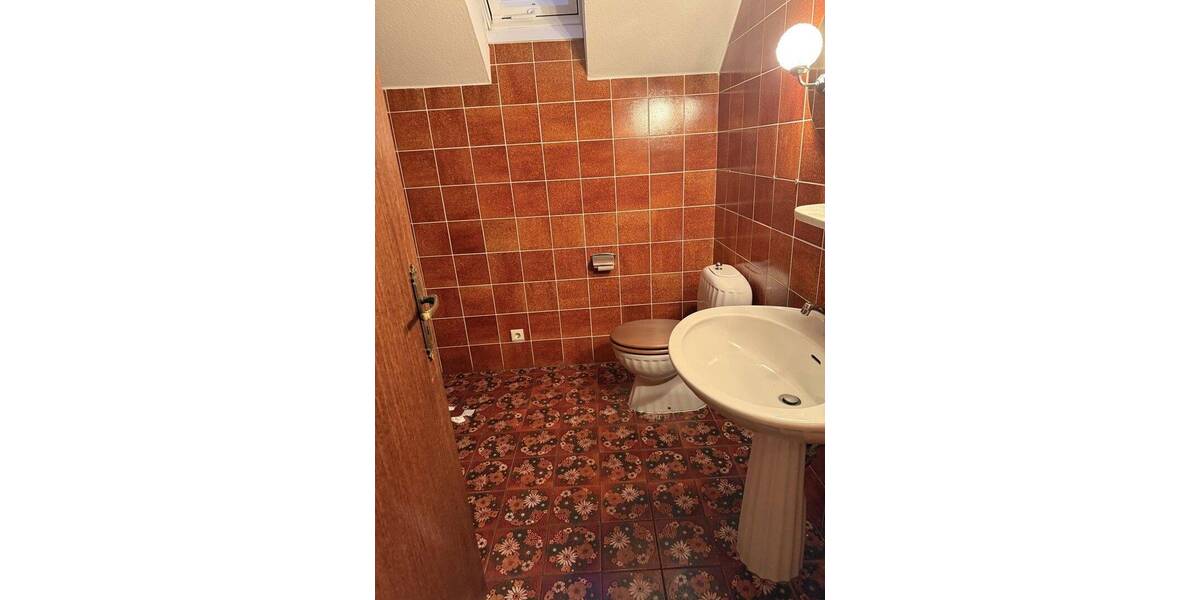 Lichtdurchflutete Wohnung in Zweifamilienhaus mit großem Balkon in Krefelder Bestlage zu vermieten 3 zimmer