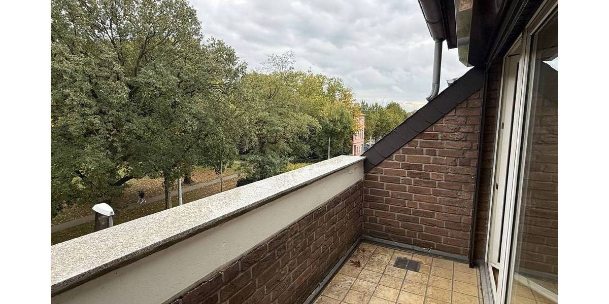 SCHÖNE DACHGESCHOSS-MAISONETTEWOHNUNG MIT BALKON DIREKT AM SCHÖNWASSERPARK ZU VERKAUFEN! 3 zimmer