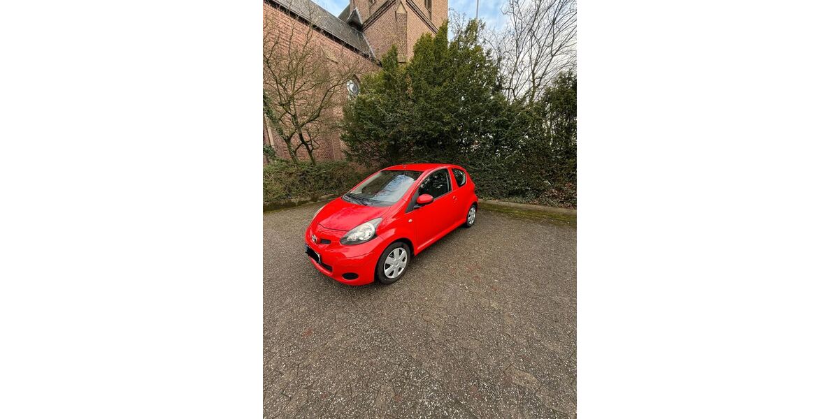 Toyota Aygo (X) 121.600 km 2.750 &euro; Düsseldorf 40476