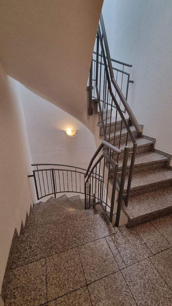 JUNGE UND MODERNE WOHNUNG IN ZENTRALER LAGE ! FÜR DEN KAPITANLEGER GUT VERMIETET 3 zimmer