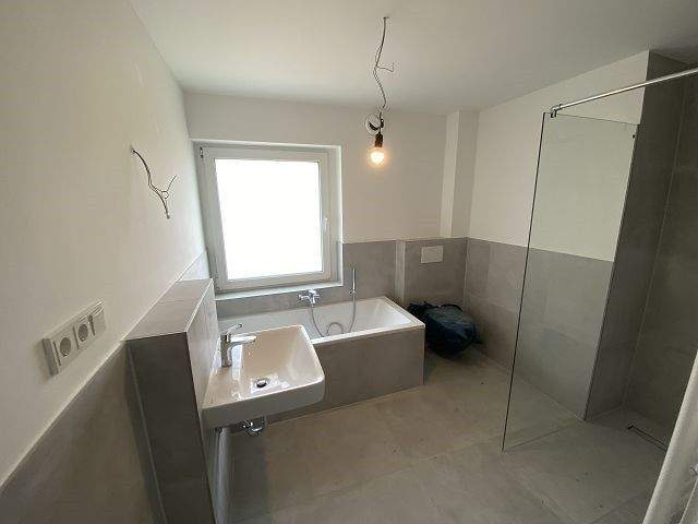 Top-Wohnung im 1. OG mit Balkon, energetisch kernsaniert 3 zimmer