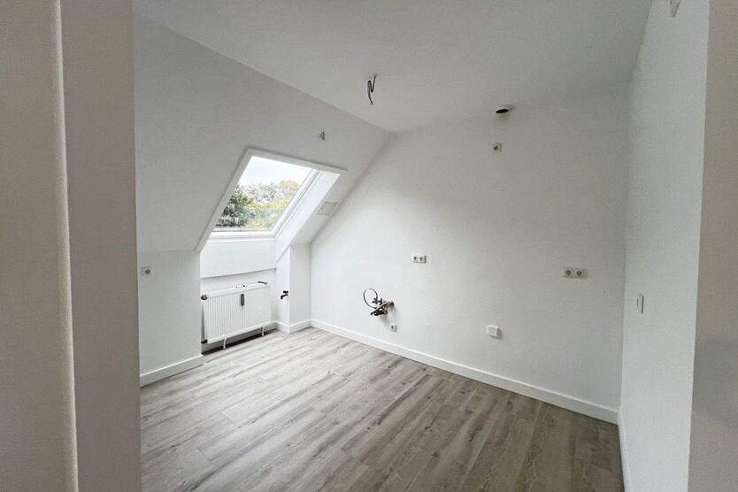 Dach-Schlösschen in Heisingen! Moderne 3½-R.-DG-Wohnung mit Balkon in ruhiger Seitenstraße 3 zimmer