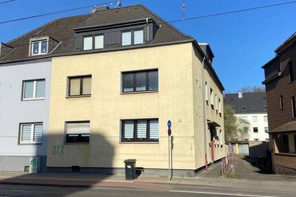 Gepflegtes Mehrfamilienhaus mit 4 Wohnungen 5 Garagen 2 SP 1 zimmer