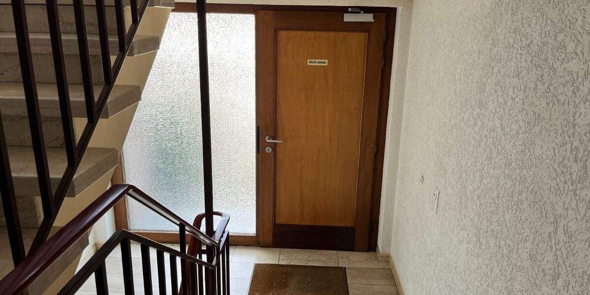 3-Zimmer Dachgeschosswohnung mit großem Balkon und PKW-Stellplatz in Duisburg-Bergheim 3 zimmer