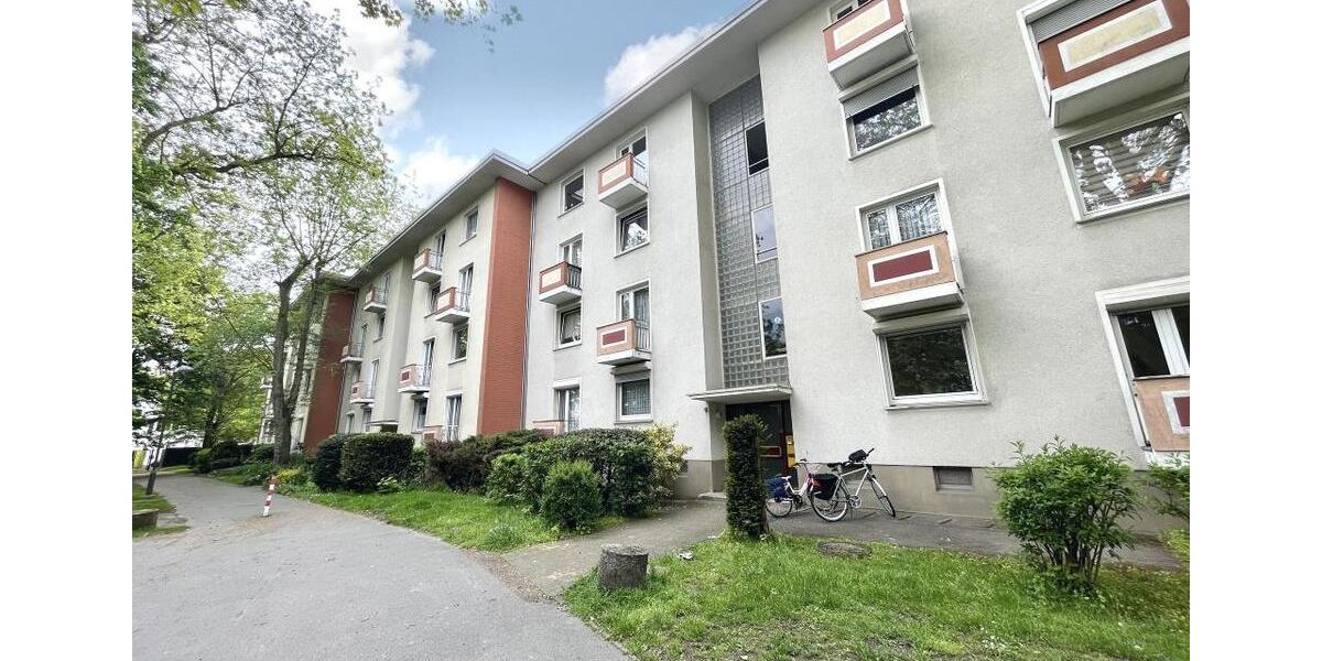 **Frisch renoviert: +Balkon +neuer Laminat +weiße Wände +neues Tageslichtbad +großzügig** 3 zimmer