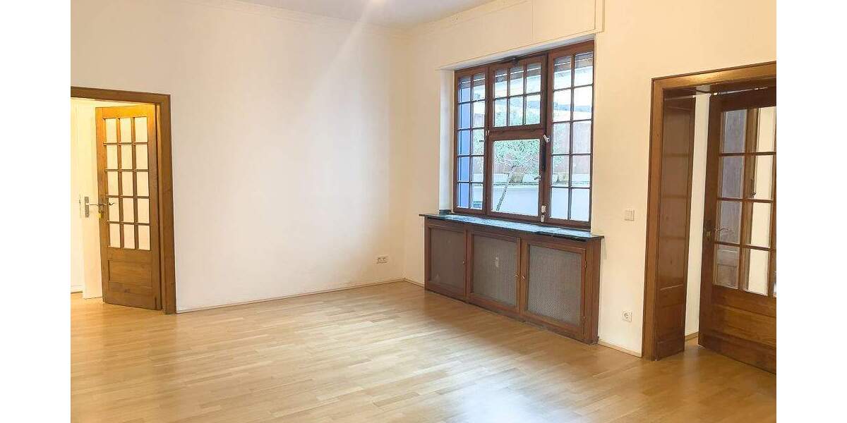 Sanierte Wohnung mit Parkett, EBK und großer Außenterrasse & Glasfaseranschluss in zentraler Lage 4 zimmer