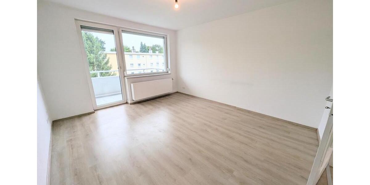 **Frisch renoviert: +Balkon +neuer Laminat +weiße Wände +neues Tageslichtbad** 3 zimmer