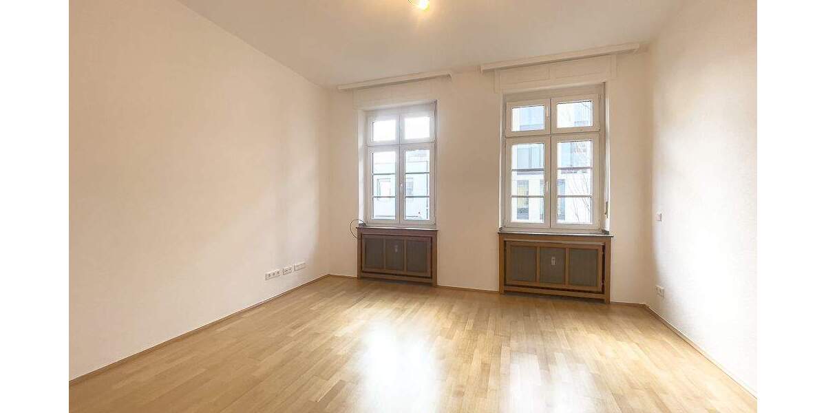 Sanierte Wohnung mit Parkett, EBK und großer Außenterrasse & Glasfaseranschluss in zentraler Lage 4 zimmer