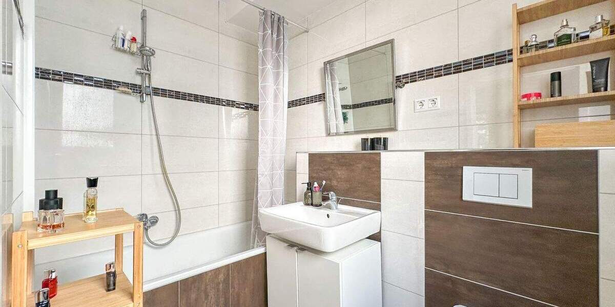 Etagenwohnung Düsseldorf Grafenberg - 3 Zimmer, 100 m&sup2;, 1.300&euro; | Angebot:25471853